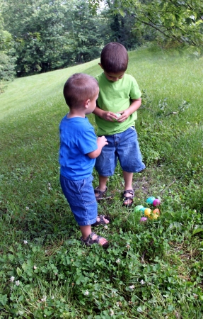 Two little boys findng Easter Eggsの写真素材