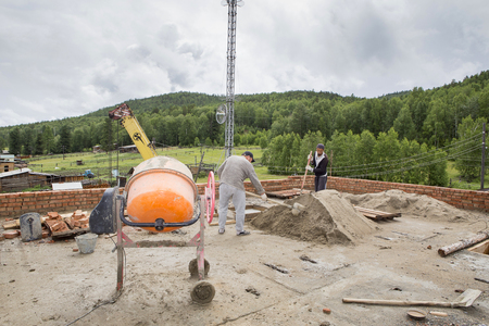 Preparation and filling of concrete solution.
Bricklayers work at the construction site.のeditorial素材