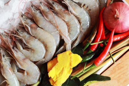 Fresh shrimp with garnish for soup.の写真素材