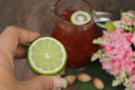 Iced tea with lemon slices is delicious