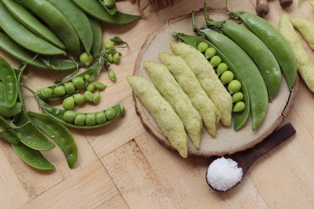 Peas crispy baked and fresh green peas podの写真素材