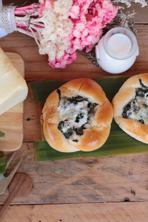 Bread baked spinach with cheese is delicious