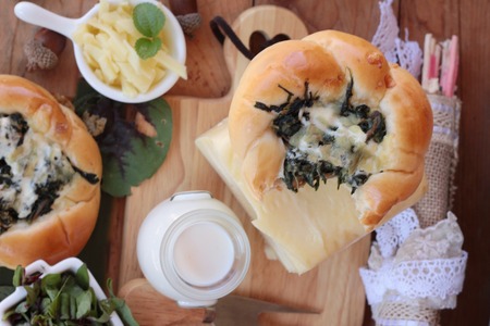 Bread baked spinach with cheese is deliciousの写真素材