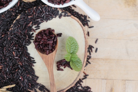 cook black rice and raw organic riceberry riceの写真素材