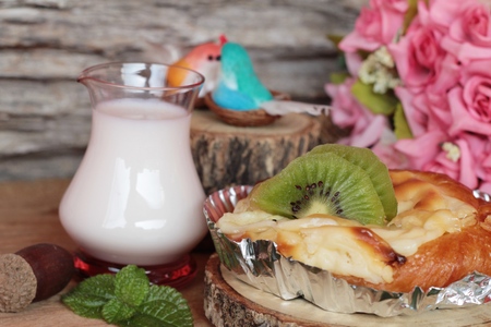 Bread baked fruit topping sliced kiwi fruitの写真素材