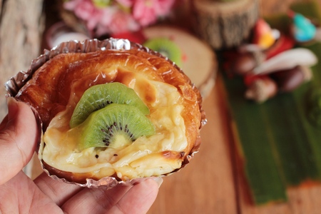 Bread baked fruit topping sliced kiwi fruitの写真素材
