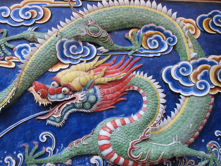 Colorful Chinese dragon statue on Chinese temple wallの写真素材