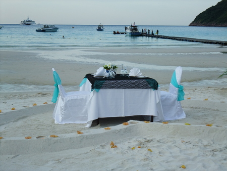 Romantic dinner at seasideの写真素材
