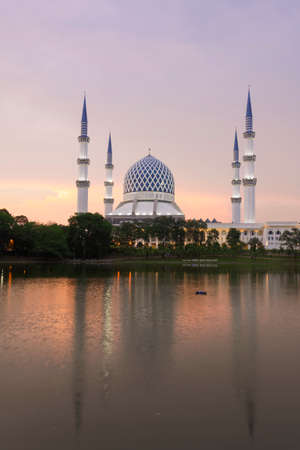 Evening Blue hour of Sultan Salahuddin Abdul Aziz mosque ,Shah Alam, selangor, Malaysia..picture was taken at Tasik Timur shah alam on 7th may 2020のeditorial素材