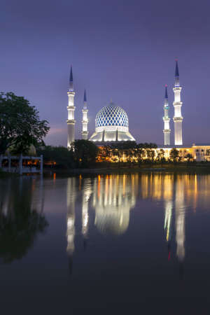 Evening Blue hour of Sultan Salahuddin Abdul Aziz mosque ,Shah Alam, selangor, Malaysia..picture was taken at Tasik Timur shah alam on 7th may 2020のeditorial素材