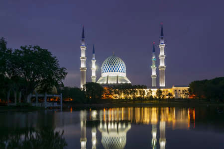 Evening Blue hour of Sultan Salahuddin Abdul Aziz mosque ,Shah Alam, selangor, Malaysia..picture was taken at Tasik Timur shah alam on 7th may 2020のeditorial素材