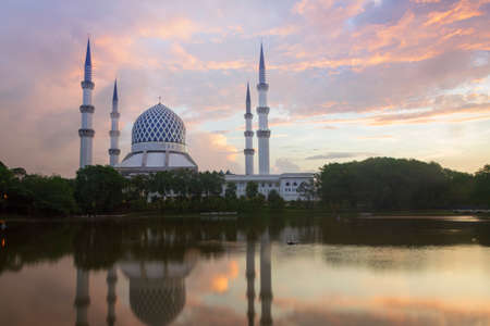 Cloudy sunrise of Sultan Salahuddin Abdul Aziz Mosque ,Shah Alam, Selangor,Malaysia. Picture wasa taken on 5th May 2019 at early Morningのeditorial素材