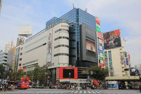 Crowds of people crossing the center of Shibuya のeditorial素材