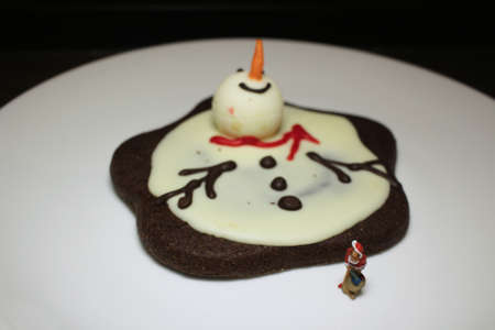the gingerbread snowman biscuits with white plateの写真素材