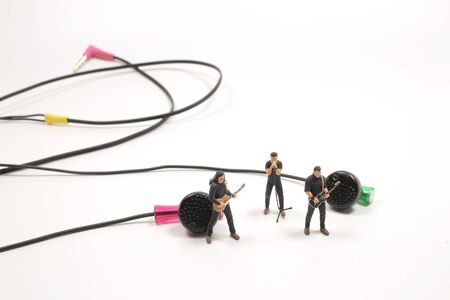 the mini figure withe band show near earphone