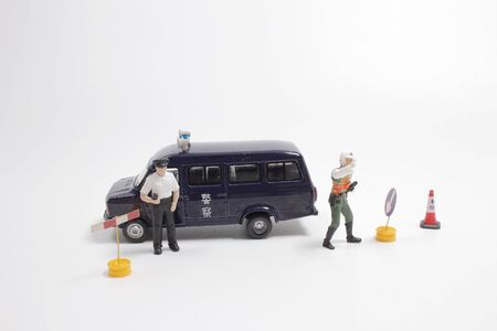 a Scale police car model with figure at the white board.の写真素材