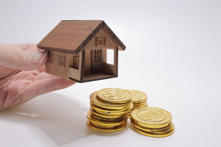 Growing coins house on stack coins in handの写真素材