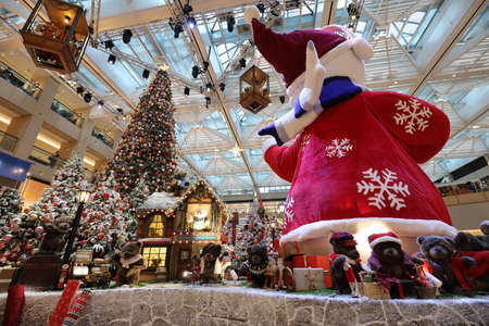 27 Nov 2020 Christmas decorations at the Landmark shopping mall in Hong Kong.のeditorial素材