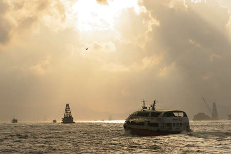 15 may 2005: The suns rays over the Victoria Harbourのeditorial素材