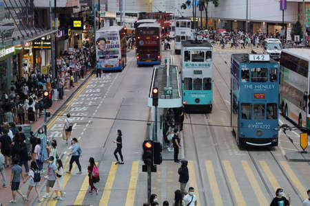 busy commuters crossing street in downtown district, causeway bayのeditorial素材