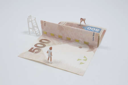 the mini figure play tennis on the bank note