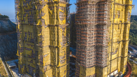 covers a high rise facade, with yellow tarps fluttering Jan 11 2026のeditorial素材