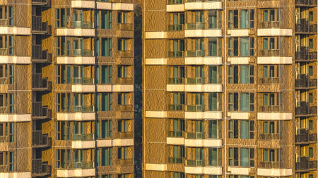 Clear sunlight illuminates Anderson apartment buildings and nearby s Jan 18 2026のeditorial素材