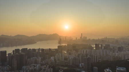 Golden hour light reflecting in urban harbor waters Jan 18 2026のeditorial素材