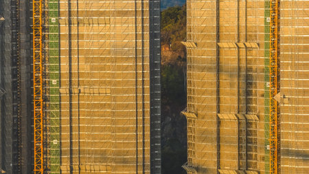 Clear sunlight illuminates Anderson apartment buildings and nearby s Jan 18 2026のeditorial素材