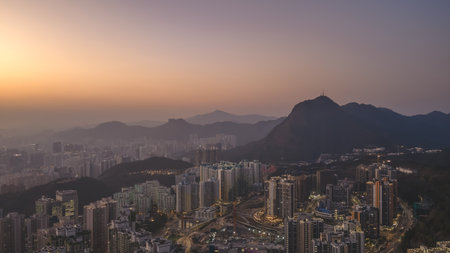 A Clear sunlight highlights Anderson development buildings Jan 18 2026のeditorial素材