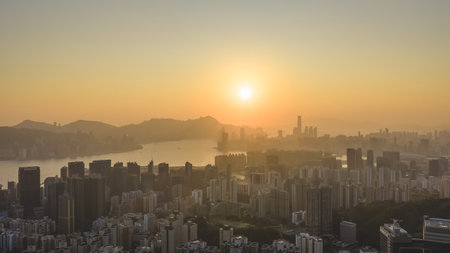 Golden hour light reflecting in urban harbor waters Jan 18 2026のeditorial素材