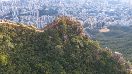 Mountain ridge overlooks tightly packed urban skyline below Jan 25 2026のeditorial素材