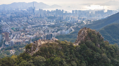 Mountain ridge overlooks tightly packed urban skyline below Jan 25 2026のeditorial素材