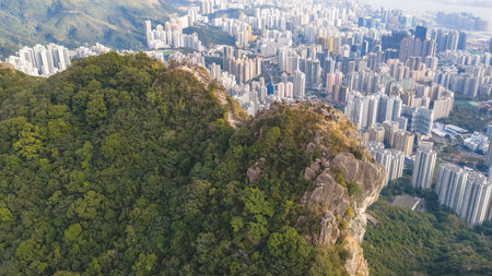 Popular mountain trail overlooks tightly packed residential skyline Jan 25 2026のeditorial素材