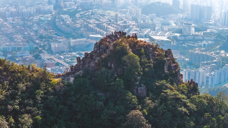 Famous mountain ridge rises above dense urban skyline Jan 25 2026のeditorial素材