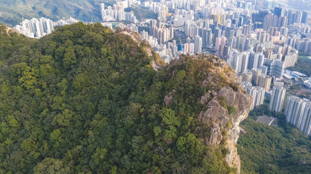 Popular mountain trail overlooks tightly packed residential skyline Jan 25 2026のeditorial素材