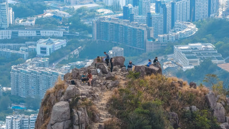Mountain ridge overlooks tightly packed urban skyline below Jan 25 2026のeditorial素材