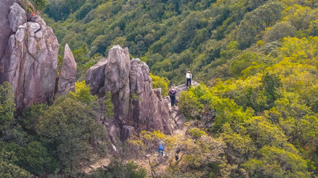 Popular mountain trail overlooks tightly packed residential skyline Jan 25 2026のeditorial素材
