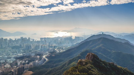 Mountain ridge overlooks dense Kowloon skyline stretching toward harbour Jan 25 2026のeditorial素材