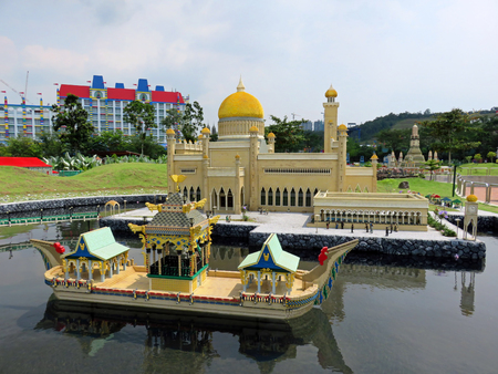 JOHOR MALAYSIA  - NOVEMBER 11:  beautiful royal mosque is located in Bandar Seri Begawan, Brunei LEGOLAND MINILAND Malaysia Theme Park November 11, 2014  in Johor, Malaysiaのeditorial素材
