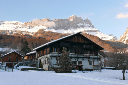 holiday at the foot of Mont Blanc in winter in the Chamonix Valley, Franceのeditorial素材