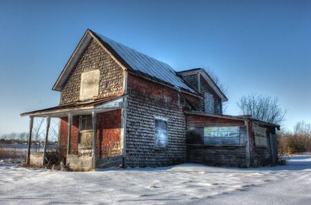 old abandoned tiny house in winterの写真素材