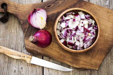 Ripe onions on chopping boardの写真素材