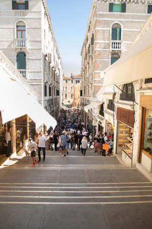 Tourists and people walking through the streets and shops of Veniceのeditorial素材