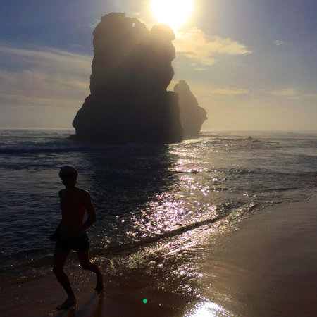 A runner enjoys the sun at Twelve Apostles, Australia.の写真素材