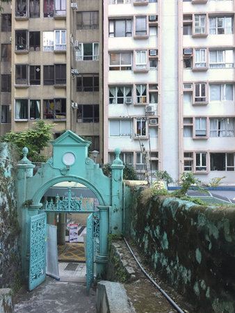 Incredibly ornate ceremonial gate marks the beginning of a very long ans steep climb to the apartments on top of the mountain. Hong Kong, 2018の写真素材