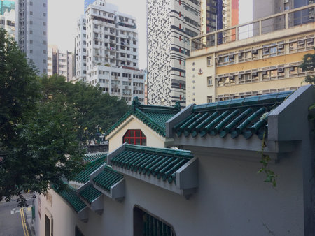 It's not uncommon to stumble upon buildings of radically different eras. Hong Kong, 2018の写真素材