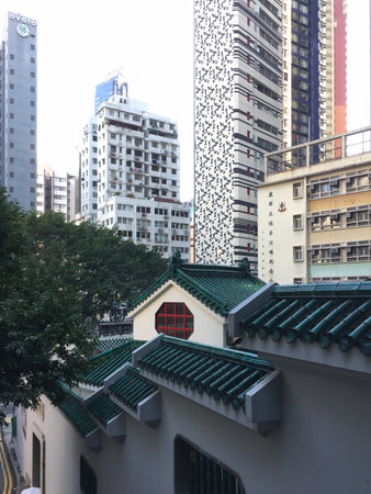It's not uncommon to stumble upon buildings of radically different eras. Hong Kong, 2018の写真素材