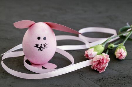 Easter colored eggs on the grey background.
の写真素材