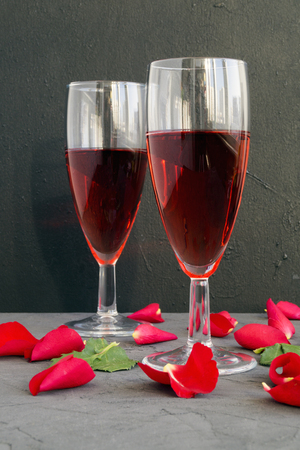 rose wine in glasses on grey background.
の写真素材